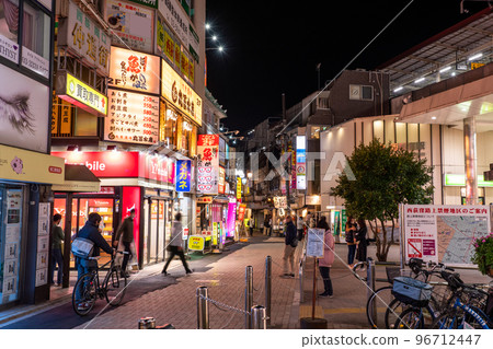 《東京》西荻窪站前,夜晚的商店街 《東京》西荻窪站前,夜晚的商店街 96712447