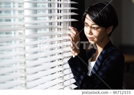 女人看著窗外 96712555