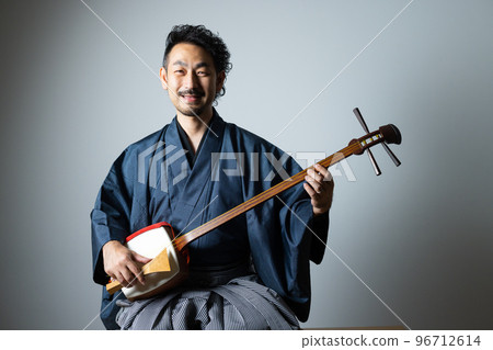 Bearded man's Japanese musical instrument series Shamisen 96712614