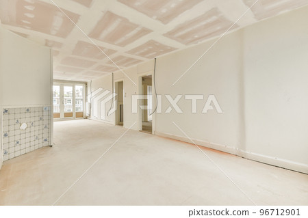 Empty room with windows and radiator in daylight Empty room with windows and radiator in daylight 96712901