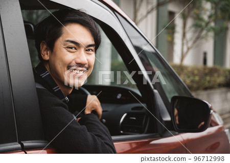 一個開車的男人和一個喜歡開車的男人的形象 96712998
