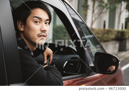 一個開車的男人和一個喜歡開車的男人的形象 96713000