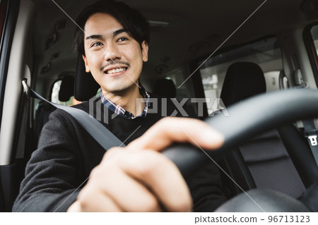 一個開車的男人和一個喜歡開車的男人的形象 一個開車的男人和一個喜歡開車的男人的形象 96713123