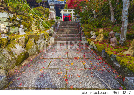 三明院參道、羅漢像、紅葉季節（京都市左京區上高野） 96713267