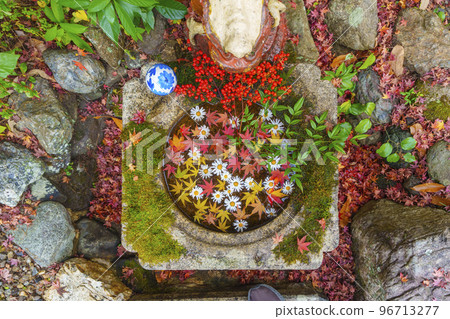 三明院花水，紅葉的季節（京都市左京區上高野） 96713277