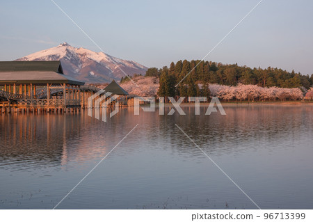Sakura no Tsuru no Mai Bridge and Mt. Iwaki 96713399