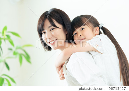 女孩與母親一起服用 96713427