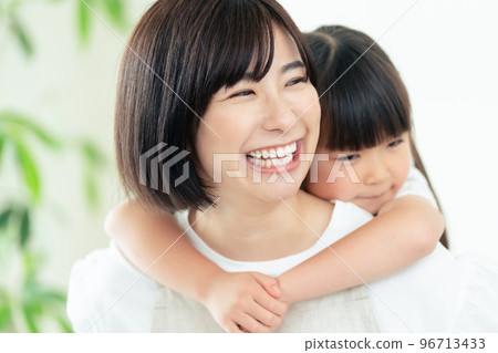 女孩與母親一起服用 96713433
