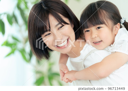女孩與母親一起服用 96713449