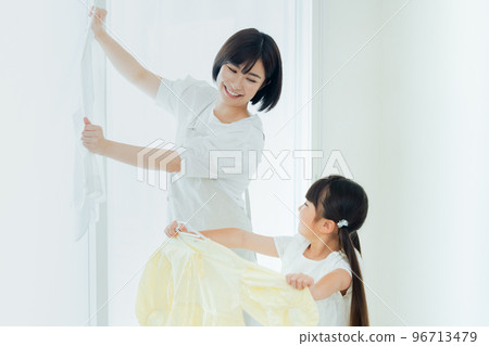 幫忙做家務的女孩 96713479