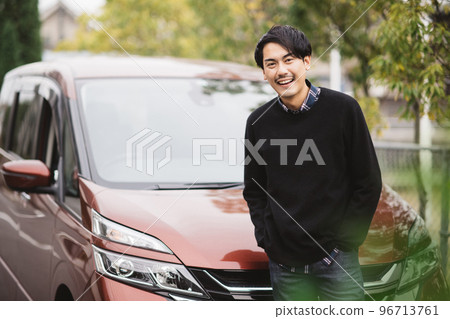 一個開車的男人和一個喜歡開車的男人的形象 96713761