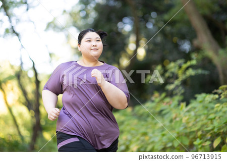 一個女人在公園跑步 一個女人在公園跑步 96713915