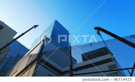 塔式起重機和建築物在黃昏 96714425
