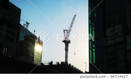 塔式起重機和建築物在黃昏 96714427