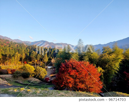 從馬籠宿看到的紅葉山 96714703