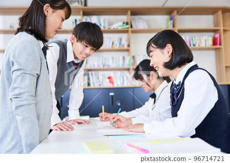 Junior high school students consulting Junior high school students chatting 96714721