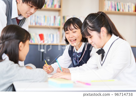 Junior high school students consulting Junior high school students chatting Junior high school students consulting Junior high school students chatting 96714738