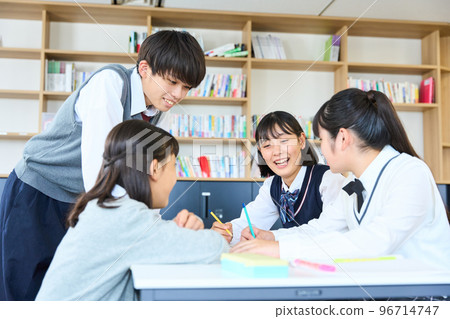 Junior high school students consulting Junior high school students chatting Junior high school students consulting Junior high school students chatting 96714747