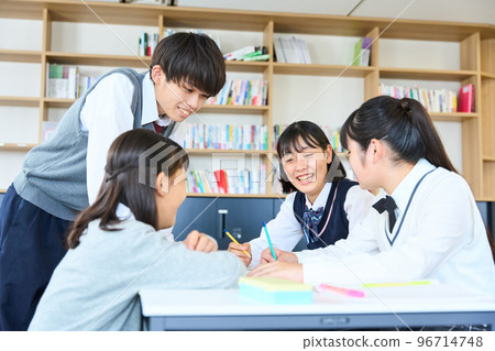 Junior high school students consulting Junior high school students chatting 96714748