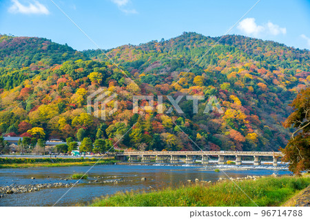 Scenery of Arashiyama and Togetsukyo over the Katsura River at the peak of autumn foliage|Kyoto City, Kyoto Prefecture Scenery of Arashiyama and Togetsukyo over the Katsura River at the peak of autumn foliage|Kyoto City, Kyoto Prefecture 96714788