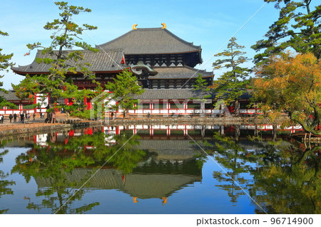 [奈良縣]紅葉中的東大寺中門和大佛殿 96714900