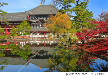 [奈良縣]紅葉中的東大寺中門和大佛殿 96714906