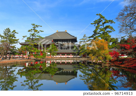 [奈良縣]紅葉中的東大寺中門和大佛殿 96714913