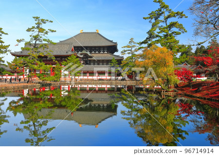 [Nara Prefecture] Todaiji Temple in Autumn Leaves Chumon Gate and Great Buddha Hall 96714914