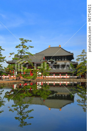 [奈良縣]對稱的東大寺中央門和大佛殿 96714921