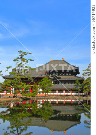 [奈良縣]對稱的東大寺中央門和大佛殿 96714922