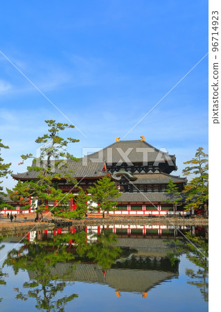[Nara Prefecture] Symmetrical Todaiji Central Gate and Great Buddha Hall 96714923
