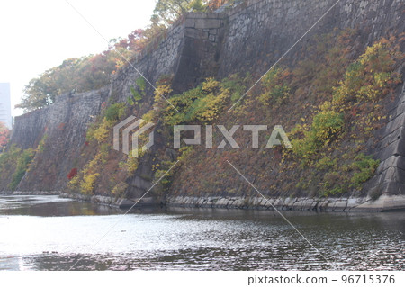 大阪城牆秋葉風景 大阪城牆秋葉風景 96715376
