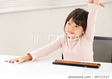 一名學生在珠算課上提問。 一名學生在珠算課上提問。 96715527
