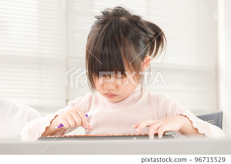 珠算教室裡的蹣跚學步或小學女生。我用的是一觸式算盤。 96715529
