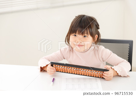 珠算教室裡的蹣跚學步或小學女生。我用的是一觸式算盤。 珠算教室裡的蹣跚學步或小學女生。我用的是一觸式算盤。 96715530