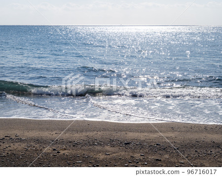 The blue sea that reflects the sunlight and glitters. 96716017
