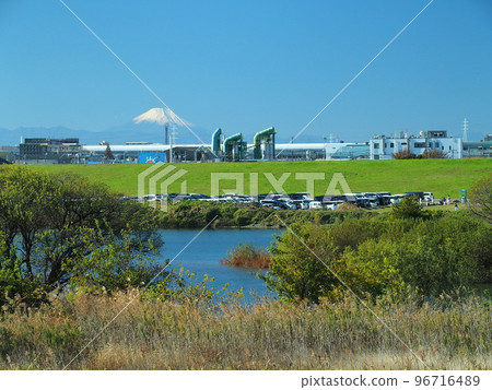 A distant view of the Edogawa River and snow-capped Mt. Fuji seen from the bank in late autumn 96716489