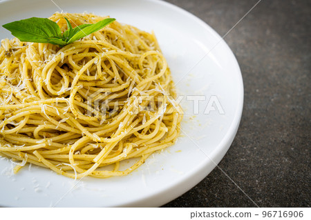 pesto spaghetti pasta - vegetarian food pesto spaghetti pasta - vegetarian food 96716906