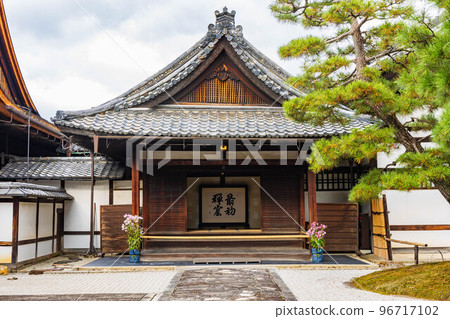 Autumn in Higashiyama, Kyoto Kenninji Temple with autumn leaves Autumn in Higashiyama, Kyoto Kenninji Temple with autumn leaves 96717102