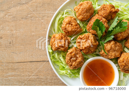 Boiled Shrimp Balls with Spicy Sauce 96718000