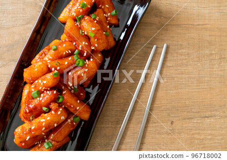 deep fried Korean rice cake (Tteokbokki) skewered with spicy sauce 96718002