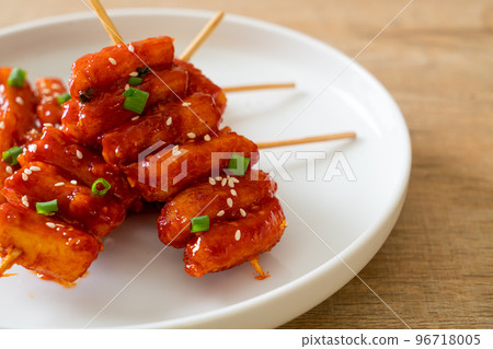 deep fried Korean rice cake (Tteokbokki) skewered with spicy sauce 96718005
