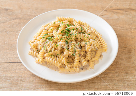 spiral pasta mushroom cream sauce 96718009