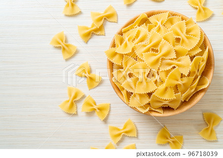 Dry uncooked farfalle pasta in bowl 96718039