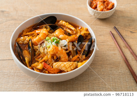 Jjamppong -  Korean Seafood Noodle Soup 96718113