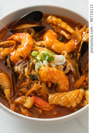 Jjamppong -  Korean Seafood Noodle Soup 96718115