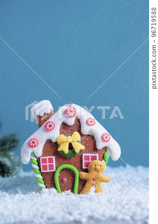 Christmas festive greeting card, mock up, ginger bread house ornament, snow on blue background with copy space. 96719588