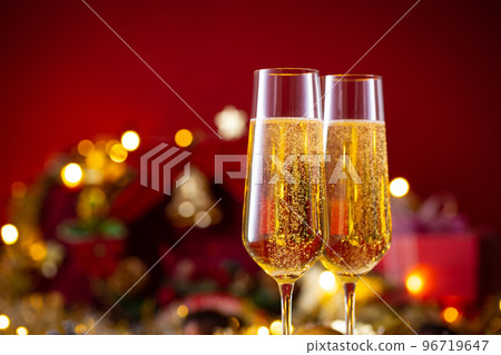 用香檳慶祝聖誕節 96719647