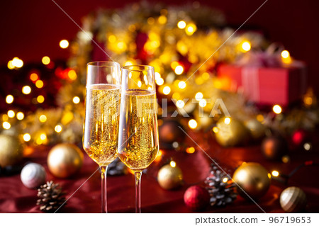 用香檳慶祝聖誕節 96719653