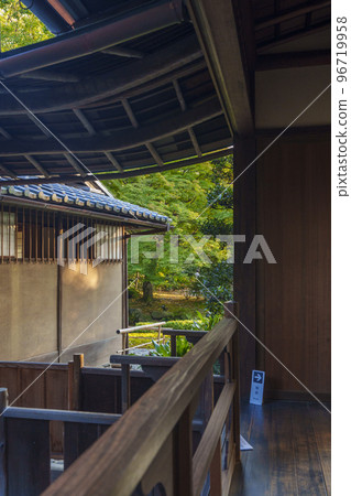 從二樓看到的舊三井家下鴨別墅美麗的庭園（京都市左京區） 96719958